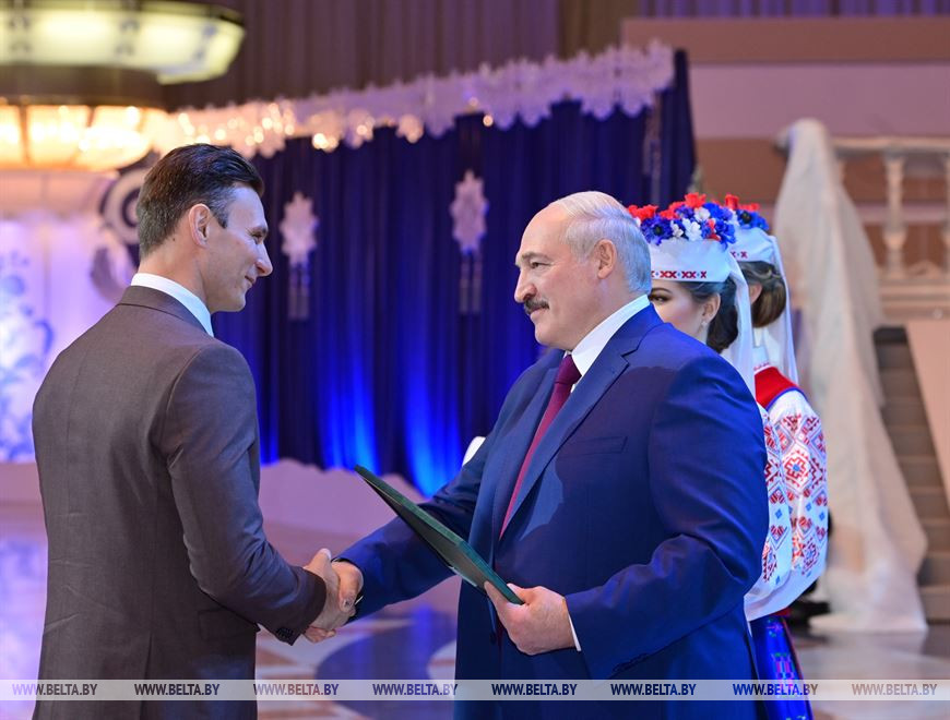 Благодарности Президента удостоен телеоператор отдела телеоператоров дирекции информационного вещания ЗАО "Второй национальный телеканал" Сергей Янковский