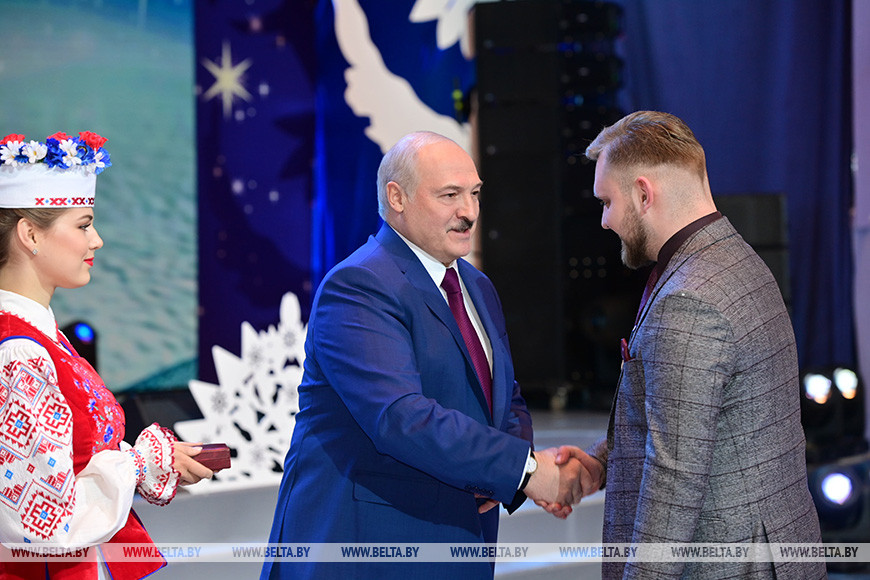 Медалью "За отвагу" награжден специальный корреспондент отдела корреспондентов дирекции информационного вещания ЗАО "Столичное телевидение" Григорий Азаренок