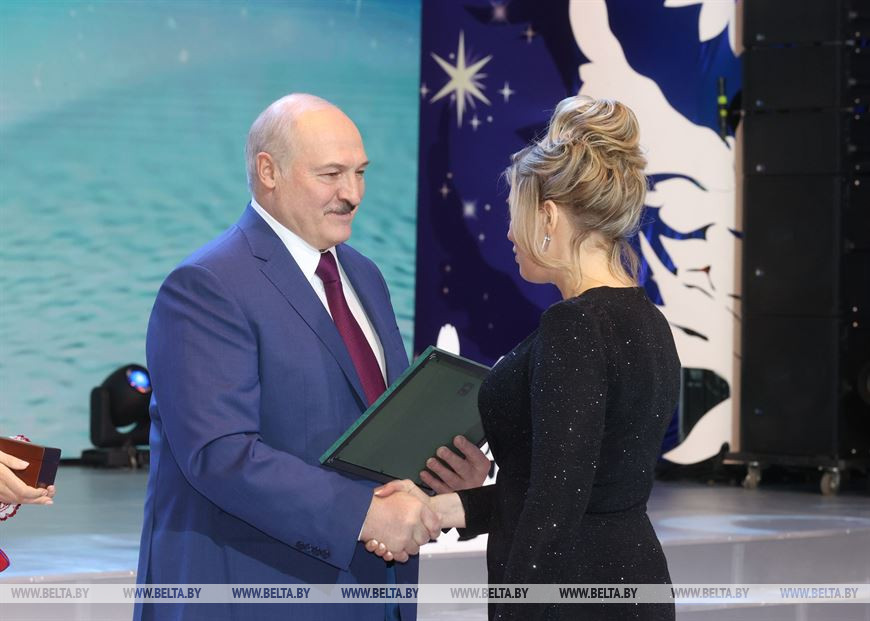 Благодарности Президента удостоена специальный корреспондент отдела выпуска главной дирекции АТН Елена Насачева