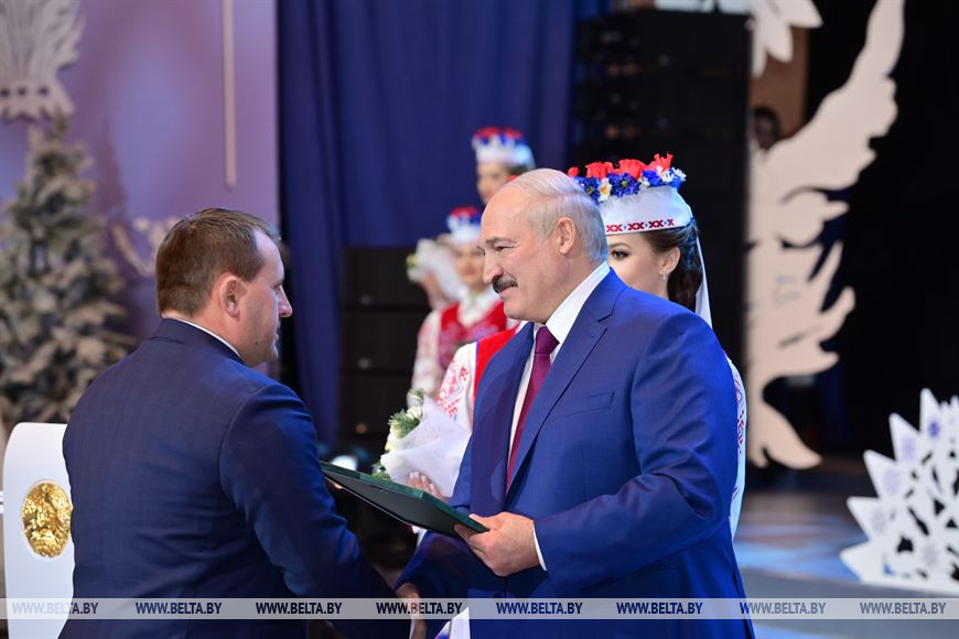 Благодарности Президента удостоен политический обозреватель дирекции информационного вещания ЗАО "Столичное телевидение" Евгений Пустовой