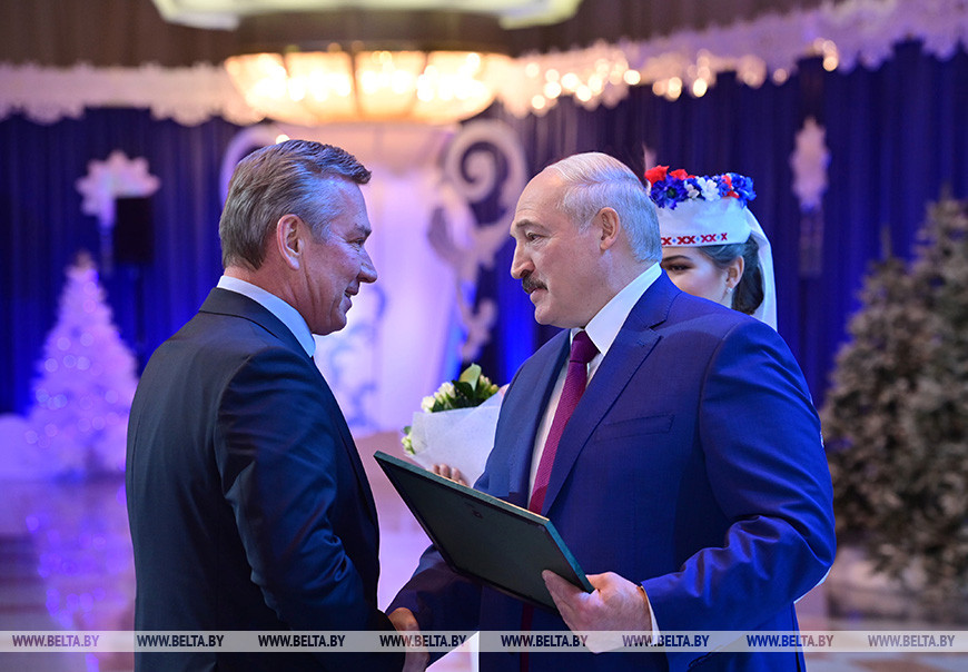 Благодарности Президента удостоен ведущий программы дирекции информационного вещания ЗАО "Второй национальный телеканал" Александр Аверков