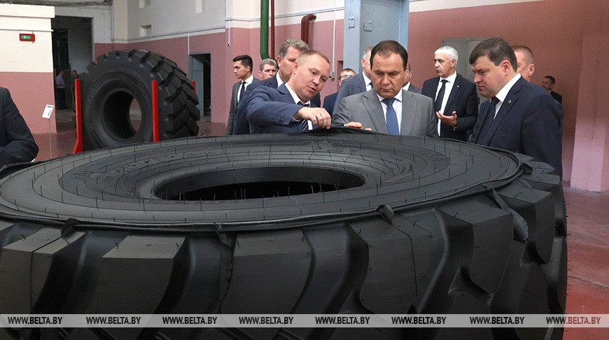 Роман Головченко во время посещения предприятия