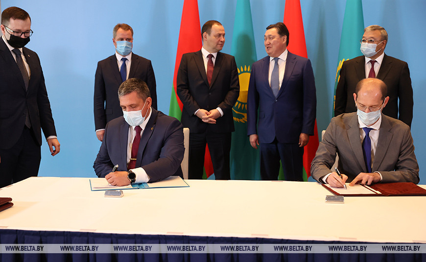 Подписание соглашения между ОАО "Гомсельмаш" и АО "Агромашхолдинг" (Казахстан) о развитии сотрудничества на 2021-2022 годы Подписание соглашения между ОАО "Гомсельмаш" и АО "Агромашхолдинг" (Казахстан) о развитии сотрудничества на 2021-2022 годы