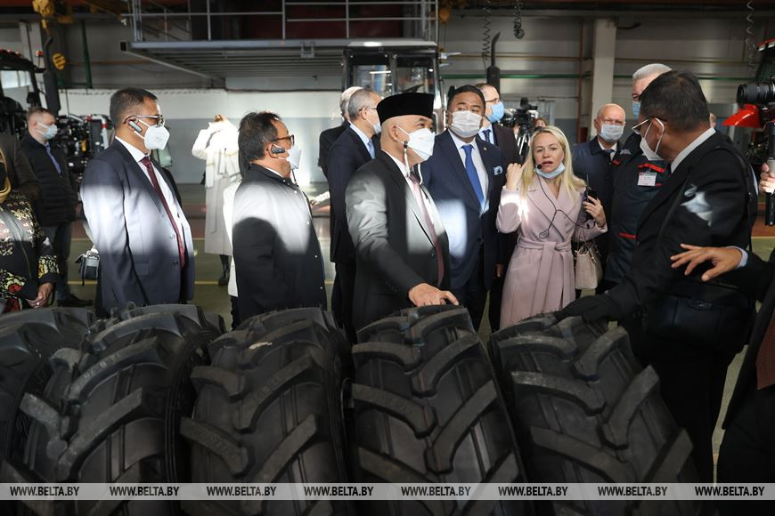 Во время посещения ОАО "МТЗ" Во время посещения ОАО "МТЗ"