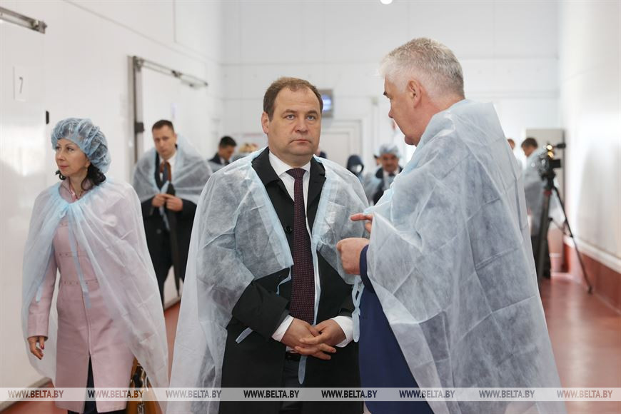 Роман Головченко во время посещения предприятия "Белдан"