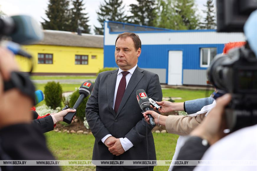 Роман Головченко во время посещения птицефабрики "Дружба"