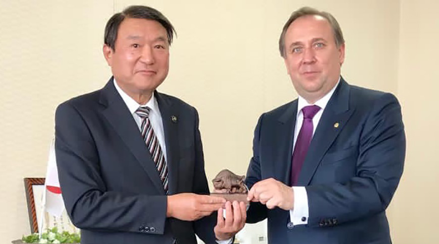 Посол Руслан Есин и мэр Оме Кеичи Хаманака Посол Руслан Есин и мэр Оме Кеичи Хаманака