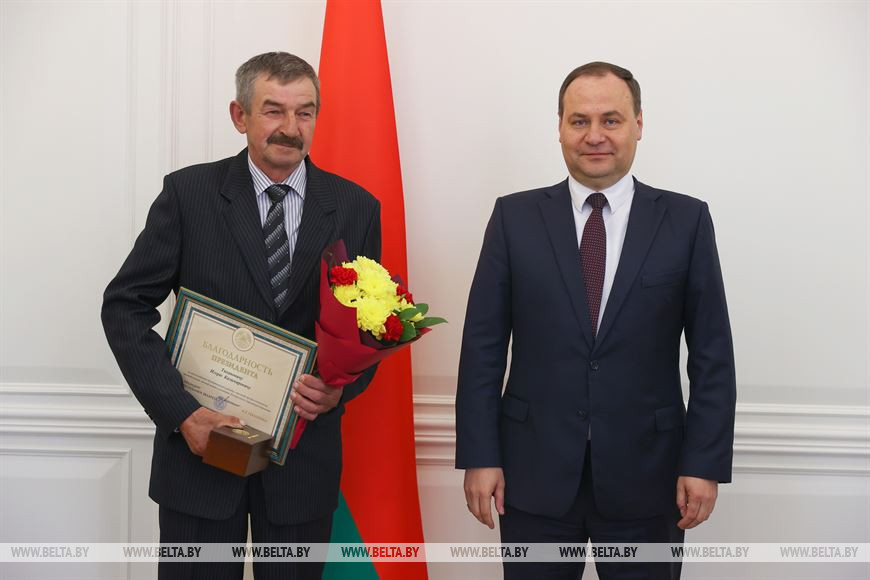 Роман Головченко вручил Благодарность Президента трактористу-машинисту Игорю Тихановичу