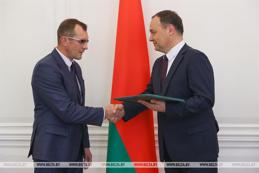 Роман Головченко вручает Благодарность Президента начальнику цеха Игорю Шевчику