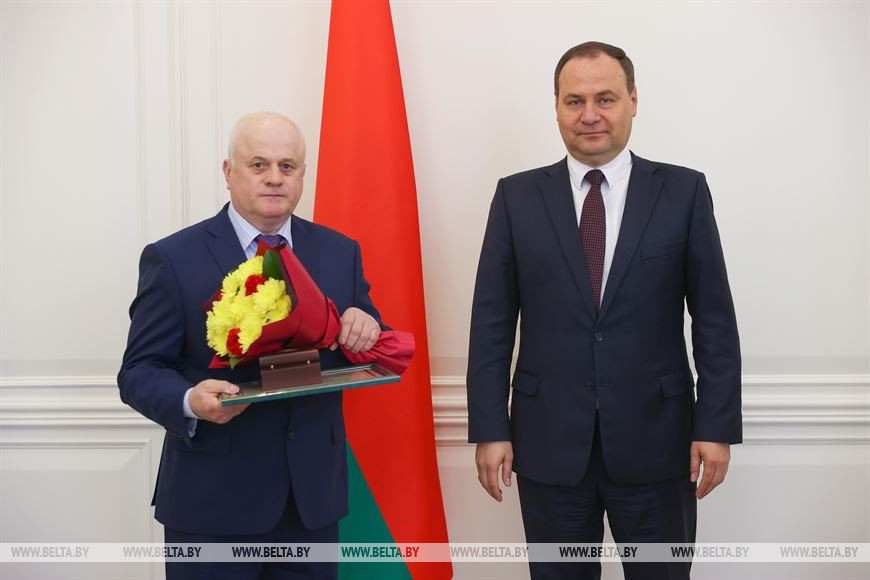 Роман Головченко вручил Благодарность Президента модельщику Геннадию Леончику