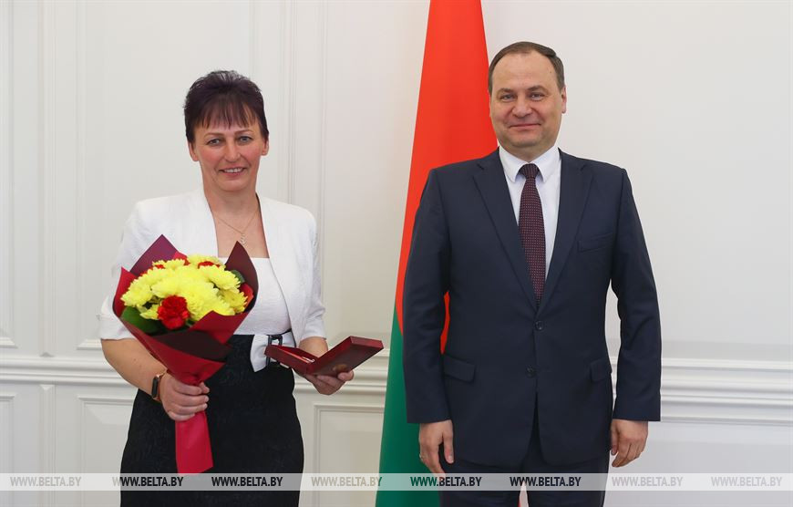 Роман Головченко вручил медаль "За трудовые заслуги" старшему мастеру Наталье Орловской