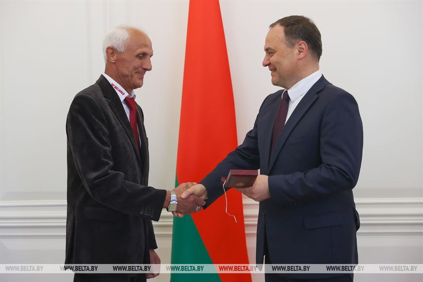 Роман Головченко вручает медаль "За трудовые заслуги" начальнику цеха Анатолию Брелю