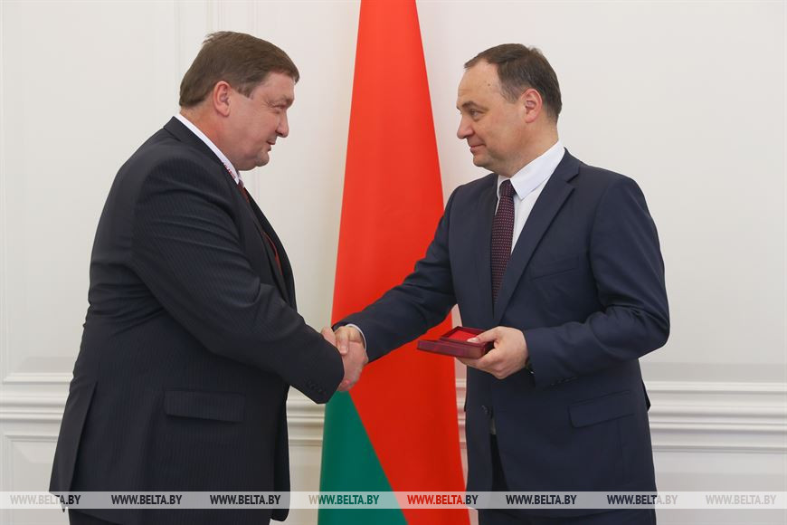 Роман Головченко вручает медаль "За трудовые заслуги" заместителю генерального директора по производству Александру Потураеву