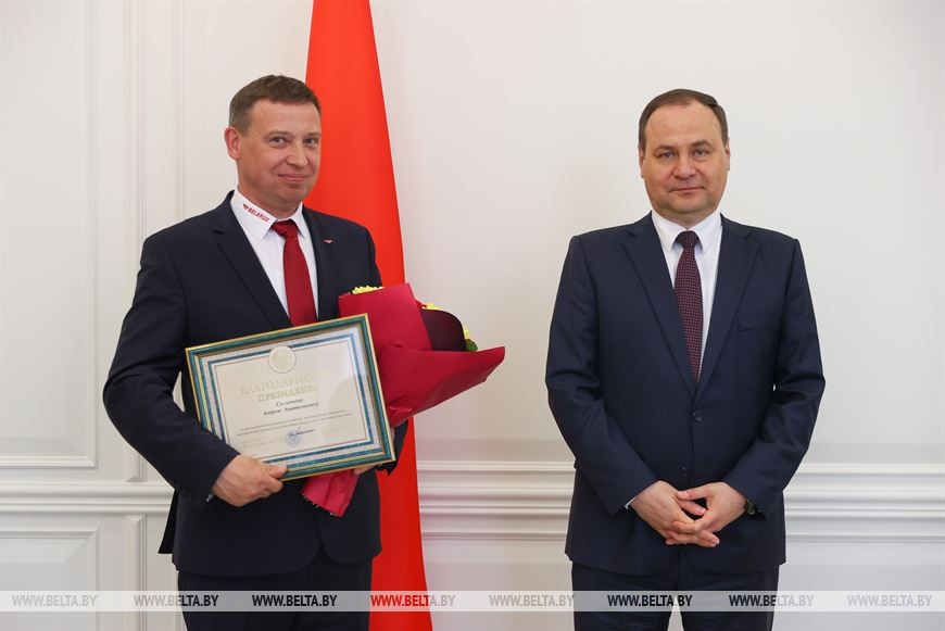 Роман Головченко вручил Благодарность Президента помощнику генерального директора по социальному развитию и идеологической работе Андрею Сусленкову