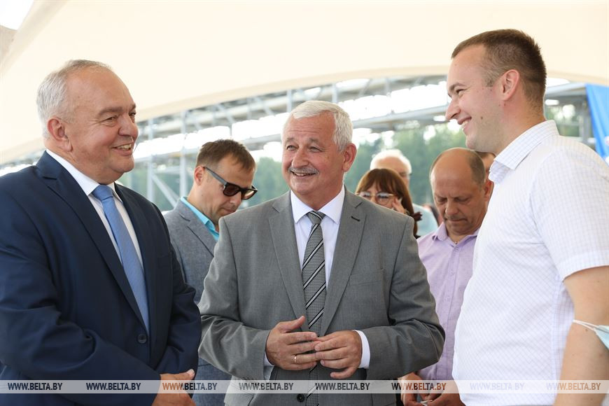 Директор предприятия "БЕЛДЖИ" Геннадий Свидерский и министр промышленности Петр Пархомчик