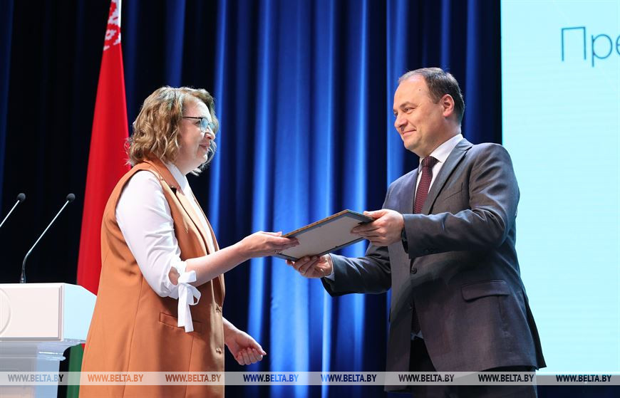 Премьер-министр Роман Головченко вручил почетные грамоты Совета Министров и благодарности премьер-министра Премьер-министр Роман Головченко вручил почетные грамоты Совета Министров и благодарности премьер-министра