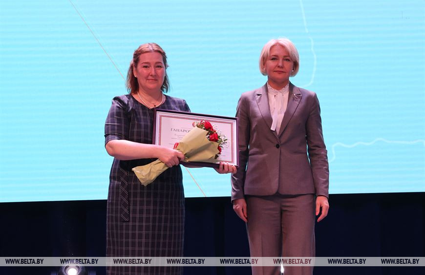 Заместитель главы Администрации Президента Ольга Чуприс вручила работникам налоговых органов почетные грамоты Администрации Президента Заместитель главы Администрации Президента Ольга Чуприс вручила работникам налоговых органов почетные грамоты Администрации Президента