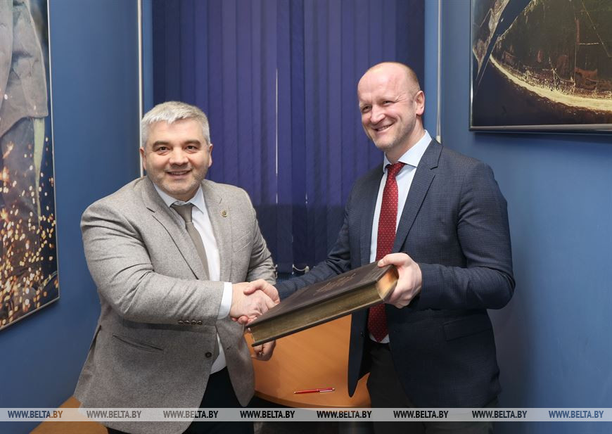 Член Коллегии (министр) по промышленности и агропромышленному комплексу Евразийской экономической комиссии Артак Камалян и первый заместитель генерального директора БМЗ Анатолий Волков Член Коллегии (министр) по промышленности и агропромышленному комплексу Евразийской экономической комиссии Артак Камалян и первый заместитель генерального директора БМЗ Анатолий Волков