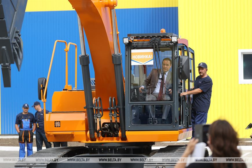 Роман Головченко управляет новым гусеничным экскаватором Роман Головченко управляет новым гусеничным экскаватором