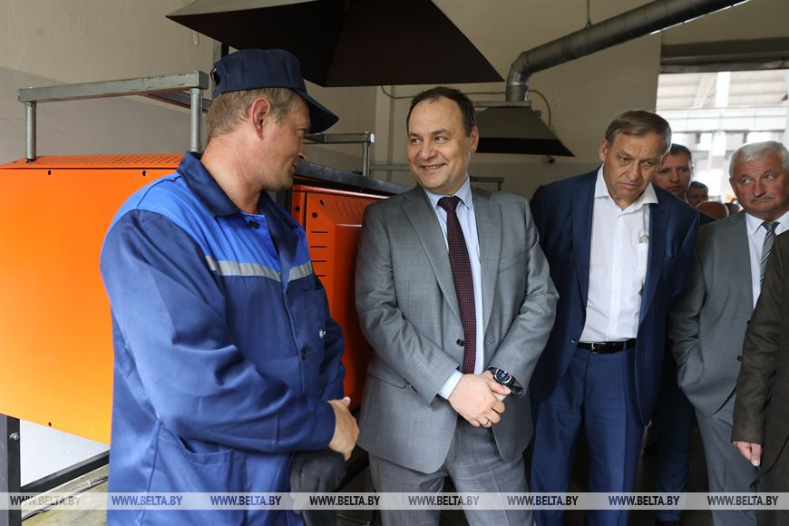 Премьер-министр Беларуси Роман Головченко общается с работником предприятия Премьер-министр Беларуси Роман Головченко общается с работником предприятия