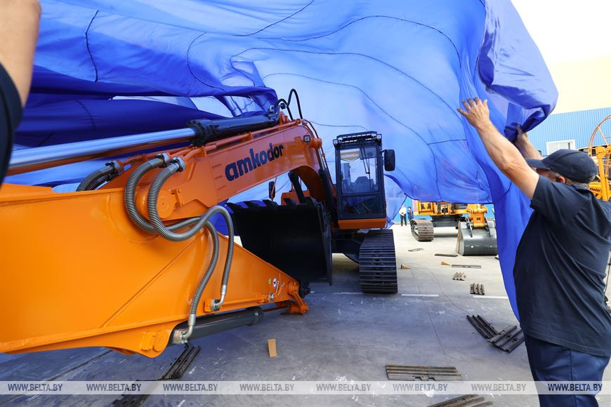 Новый гусеничный экскаватор Новый гусеничный экскаватор