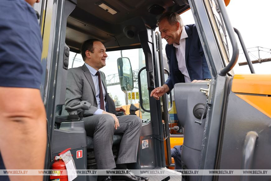 Премьер-министр Беларуси Роман Головченко в кабине бульдозера Премьер-министр Беларуси Роман Головченко в кабине бульдозера