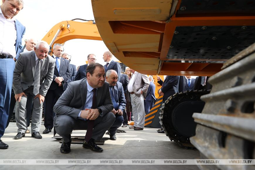 Премьер-министр Беларуси Роман Головченко осматривает технику Премьер-министр Беларуси Роман Головченко осматривает технику