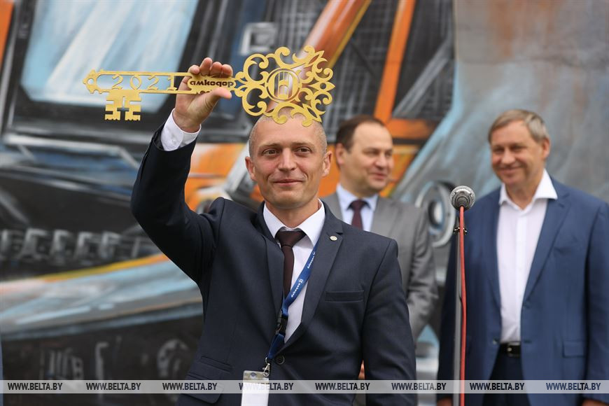 С символическим ключом директор ОАО "Амкодор-КЭЗ" Александр Козлов С символическим ключом директор ОАО "Амкодор-КЭЗ" Александр Козлов