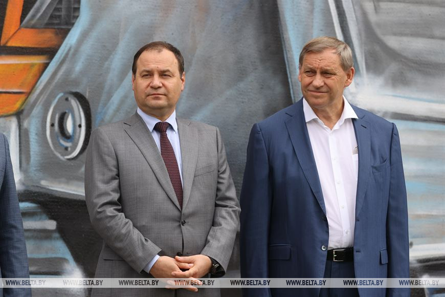 Премьер-министр Роман Головченко и председатель Совета директоров ОАО "Амкодор" - управляющая компания холдинга" Александр Шакутин Премьер-министр Роман Головченко и председатель Совета директоров ОАО "Амкодор" - управляющая компания холдинга" Александр Шакутин