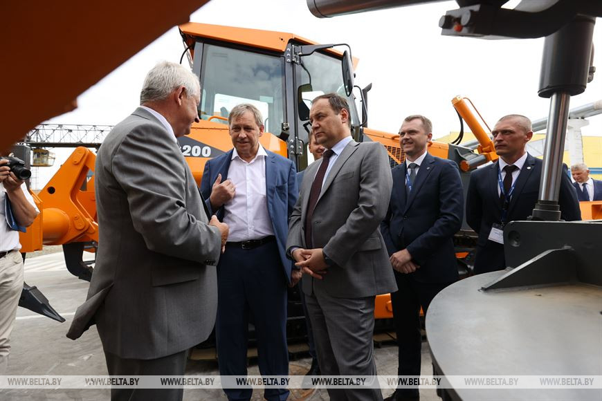 Премьер-министр Беларуси Роман Головченко осматривает технику Премьер-министр Беларуси Роман Головченко осматривает технику