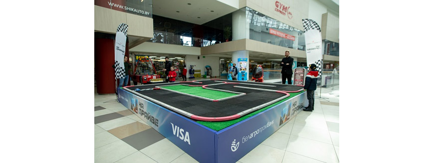 Зона активности для маленьких гостей мероприятия – гоночная трасса с радиоуправляемыми машинками Зона активности для маленьких гостей мероприятия – гоночная трасса с радиоуправляемыми машинками