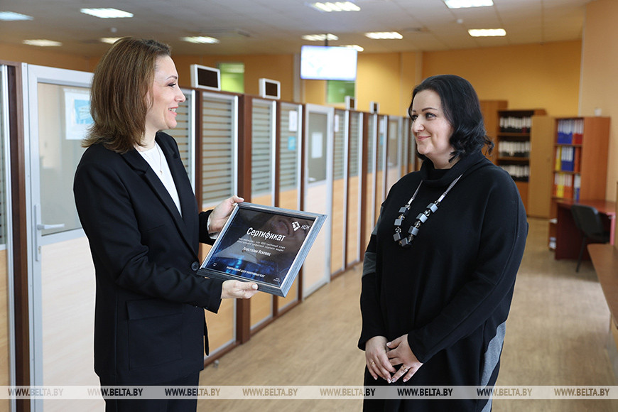 Наталия Кочина вручает сертификат предпринимателю Анастасии Ясковец