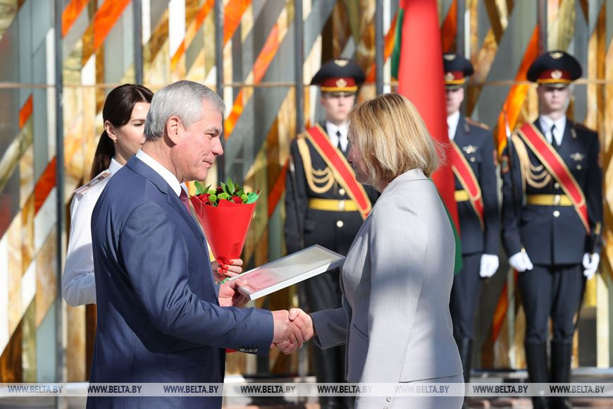 Награды вручает Владимир Андрейченко Награды вручает Владимир Андрейченко