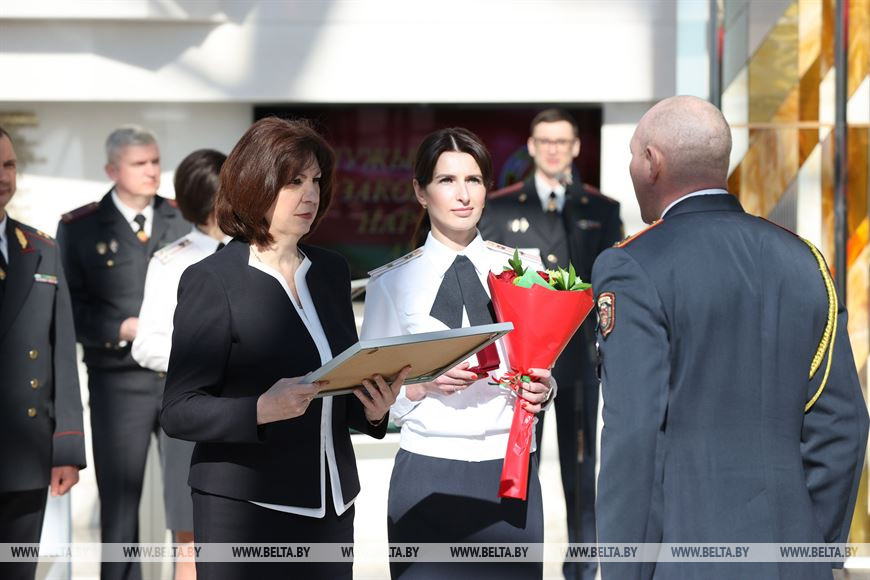 Награды вручает Наталья Кочанова Награды вручает Наталья Кочанова