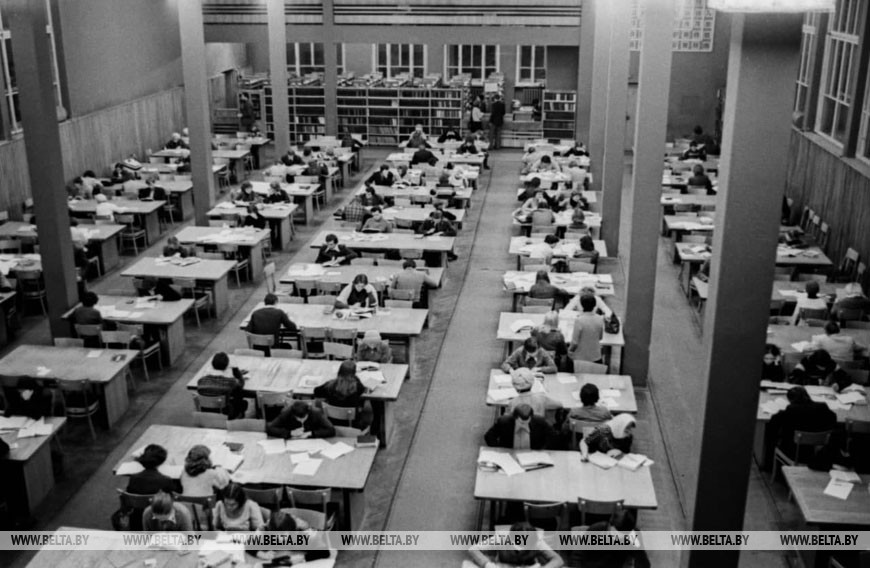 В одном из читальных залов библиотеки имени В.И. Ленина, 1979 год