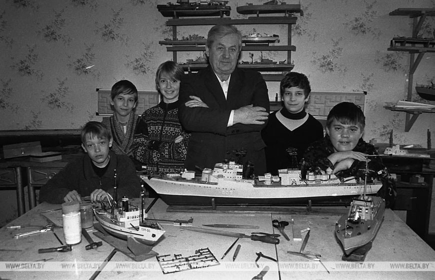 Витебский городской центр детского творчества. На снимке: Александр Борисович Арсентьев вместе с ребятами, 2000 год