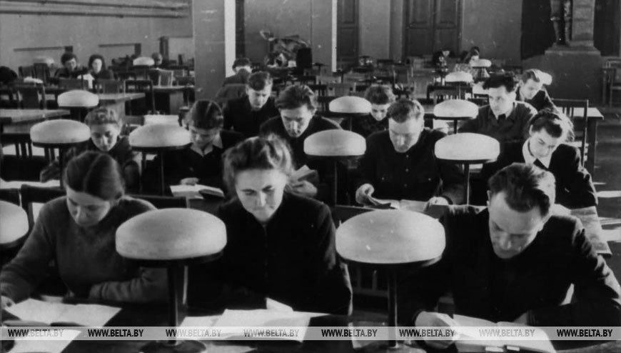 В читальном зале библиотеки им. Ленина, 1954 год