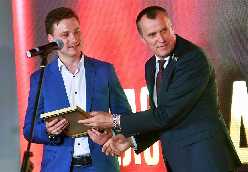 Заместитель Председателя Совета Республики Национального собрания Республики Беларусь Анатолий Исаченко и лауреат конкурса Максим Крупейченко Заместитель Председателя Совета Республики Национального собрания Республики Беларусь Анатолий Исаченко и лауреат конкурса Максим Крупейченко