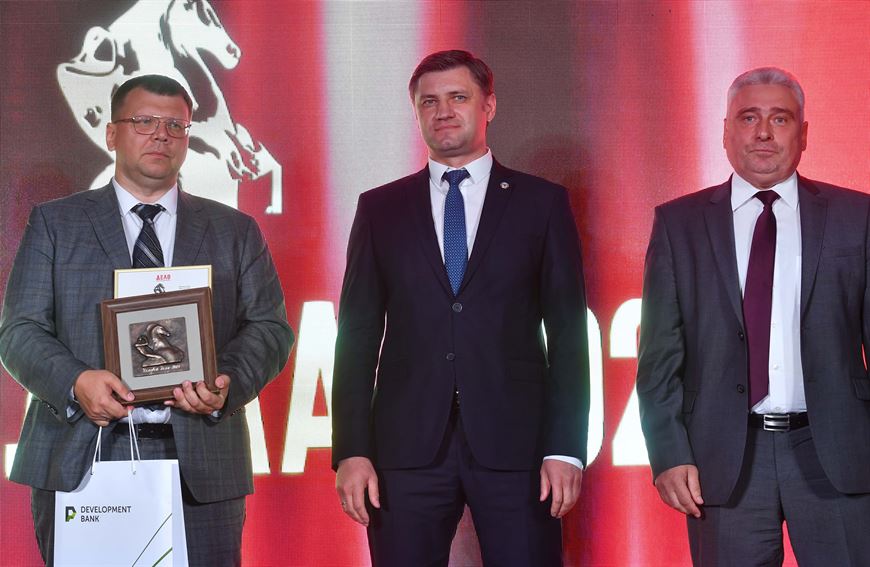 Лауреат конкурса Олег Иванов и заместитель министра сельского хозяйства и продовольствия Республики Беларусь Алексей Богданов и первый заместитель председателя концерна Белгоспищепром Генрих Черняк Лауреат конкурса Олег Иванов и заместитель министра сельского хозяйства и продовольствия Республики Беларусь Алексей Богданов и первый заместитель председателя концерна Белгоспищепром Генрих Черняк