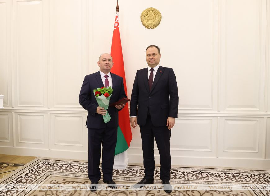 Премьер-министр Роман Головченко награждает профессора кафедры инфекционных болезней БГМУ Дмитрия Данилова Премьер-министр Роман Головченко награждает профессора кафедры инфекционных болезней БГМУ Дмитрия Данилова