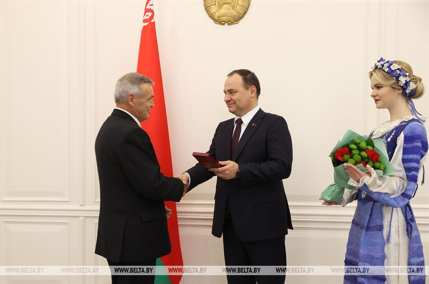 Премьер-министр Роман Головченко награждает профессора эпидемиологии БГМУ Григория Чистенко Премьер-министр Роман Головченко награждает профессора эпидемиологии БГМУ Григория Чистенко