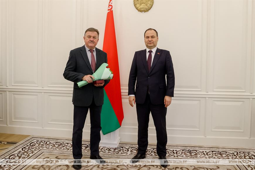 Премьер-министр Роман Головченко награждает награждает заведующего кафедрой онкологии БГМУ Александра Прохорова Премьер-министр Роман Головченко награждает награждает заведующего кафедрой онкологии БГМУ Александра Прохорова