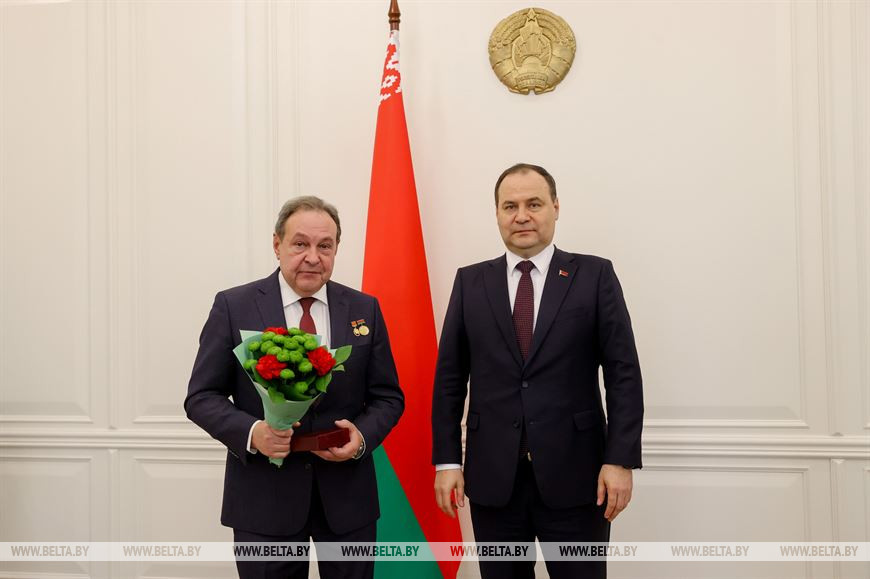Премьер-министр Роман Головченко награждает заведующего 2-й кафедрой хирургических болезней БГМУ Станислава Третьяка Премьер-министр Роман Головченко награждает заведующего 2-й кафедрой хирургических болезней БГМУ Станислава Третьяка