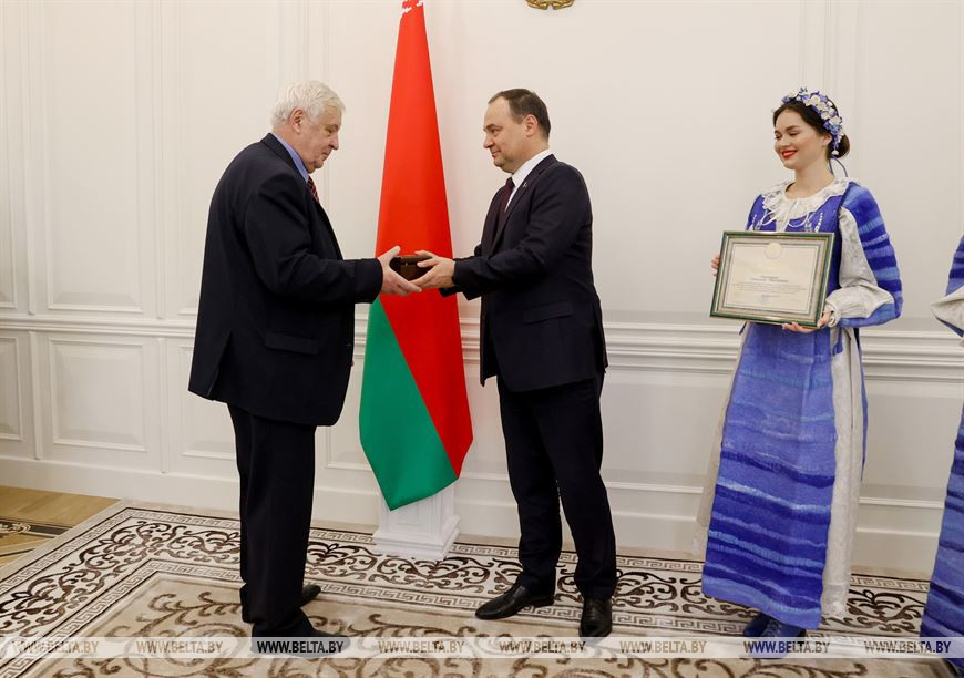 Премьер-министр Роман Головченко награждает профессора кафедры радиационной медицины и экологии Александра Стожарова Премьер-министр Роман Головченко награждает профессора кафедры радиационной медицины и экологии Александра Стожарова
