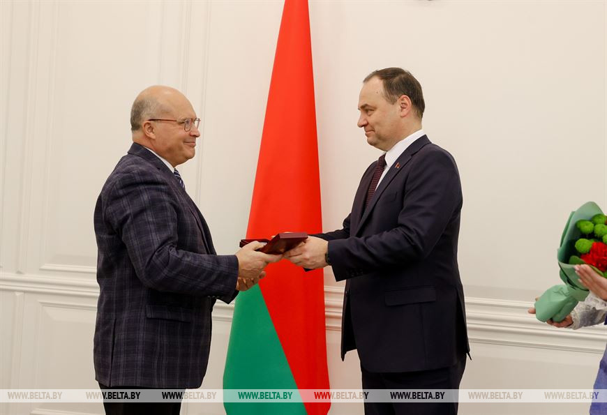 Премьер-министр Роман Головченко награждает заведующего кафедрой нервных и нейрохирургических болезней БГМУ Александра Федулова Премьер-министр Роман Головченко награждает заведующего кафедрой нервных и нейрохирургических болезней БГМУ Александра Федулова