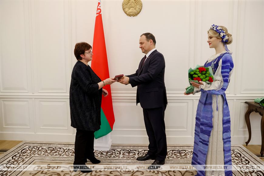 Премьер-министр Роман Головченко награждает награждает первого проректора БГМУ Ирину Мороз Премьер-министр Роман Головченко награждает награждает первого проректора БГМУ Ирину Мороз