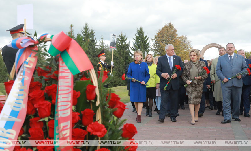 Участники V Форума регионов Беларуси и России возложили цветы на Буйничском поле, 2018 год Участники V Форума регионов Беларуси и России возложили цветы на Буйничском поле, 2018 год