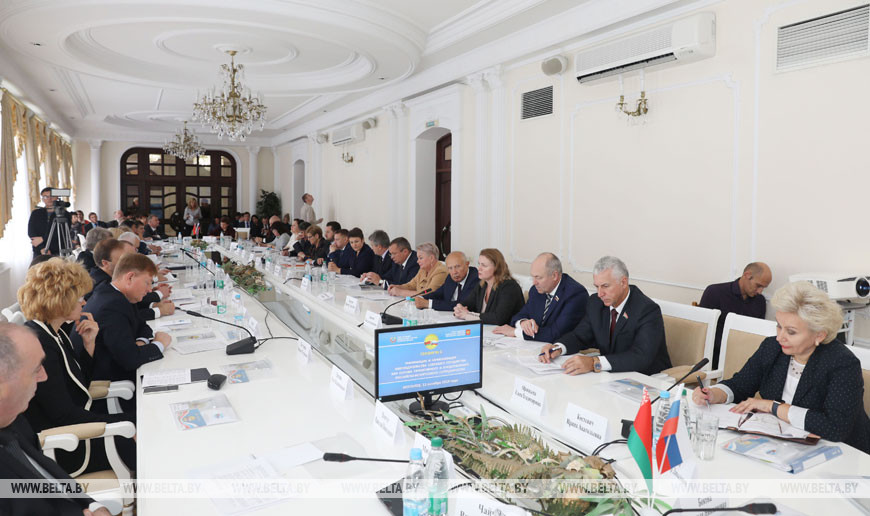 Вопросы унификации и гармонизации законодательств обсудили на Форуме регионов. Во время работы секции. Могилев, 2018 год Вопросы унификации и гармонизации законодательств обсудили на Форуме регионов. Во время работы секции. Могилев, 2018 год