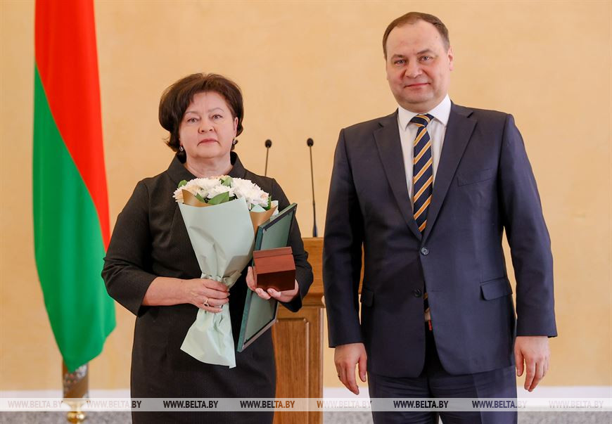 Премьер-министр Беларуси Роман Головченко награждает директора Гомельского дом-интерната для детей-инвалидов с особенностями психофизического развития Галину Долгополову