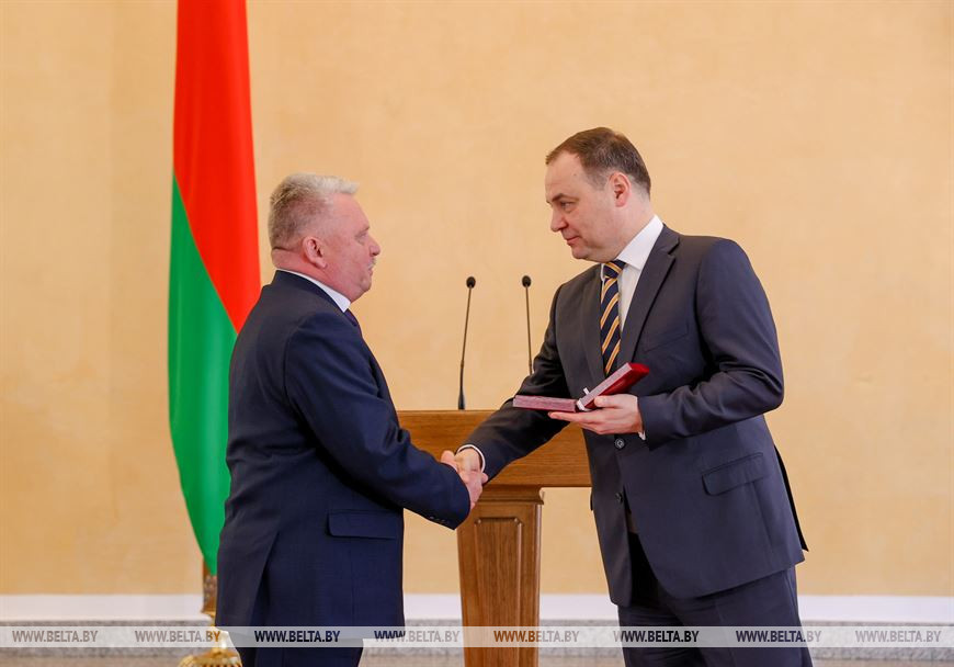 Премьер-министр Беларуси Роман Головченко награждает заместителя председателя Несвижского райисполкома Михаила Афанасика